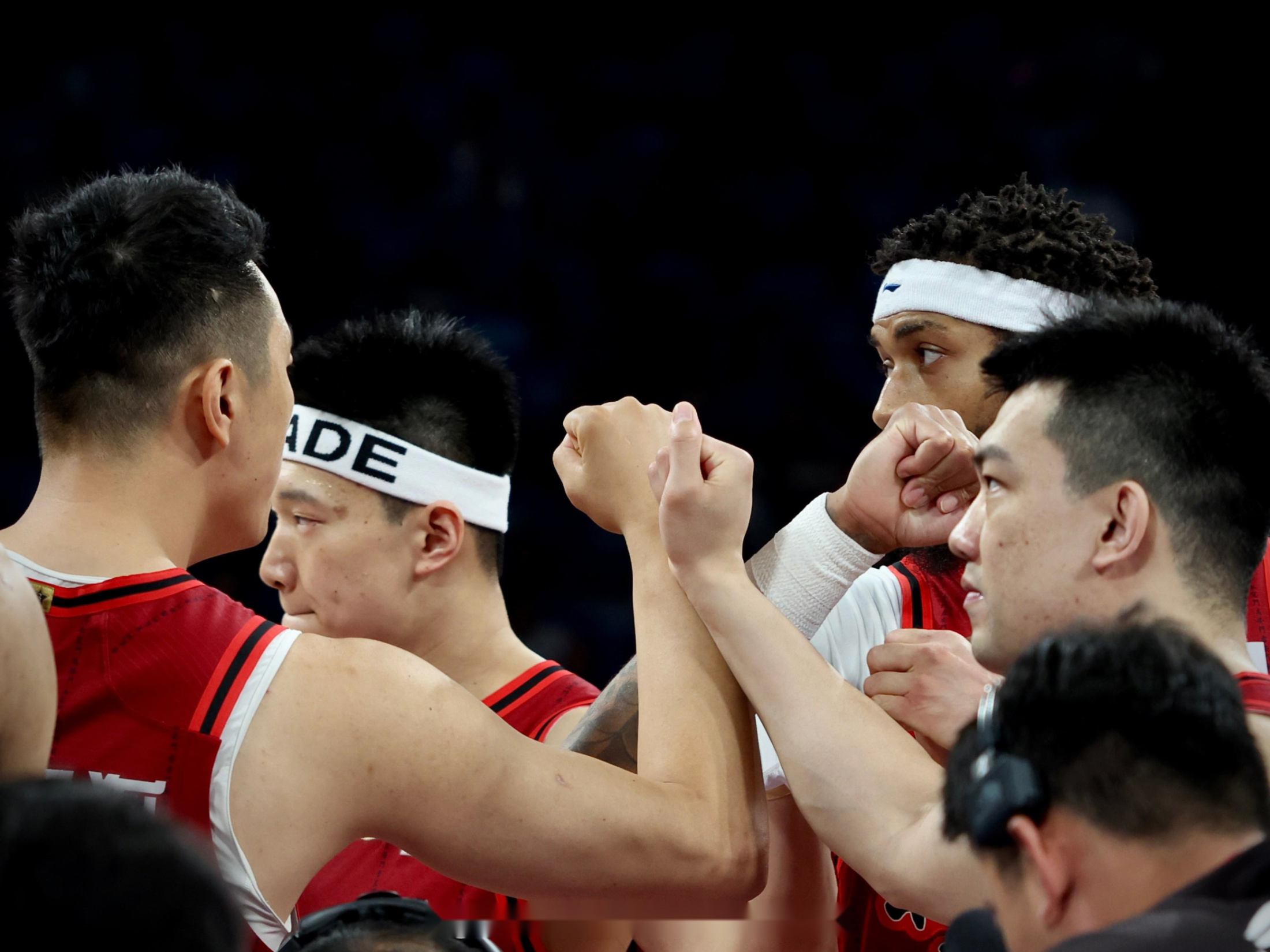 包含本周末篮球场上再掀热潮，球员们全力以赴的词条