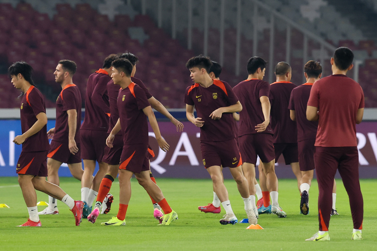 中国足球联赛局势紧张，球员拼尽全力