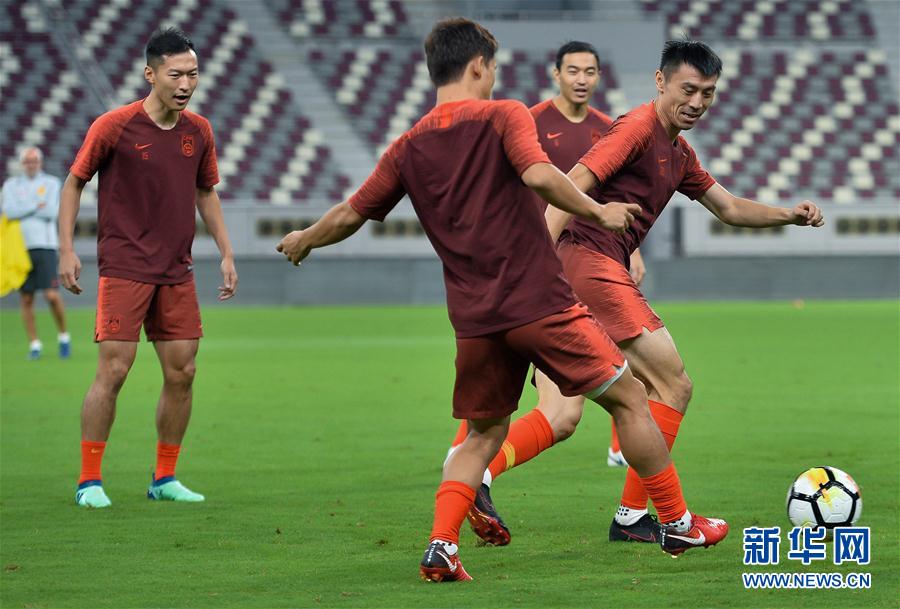 日本球员备战中国友谊赛，教练施以指导