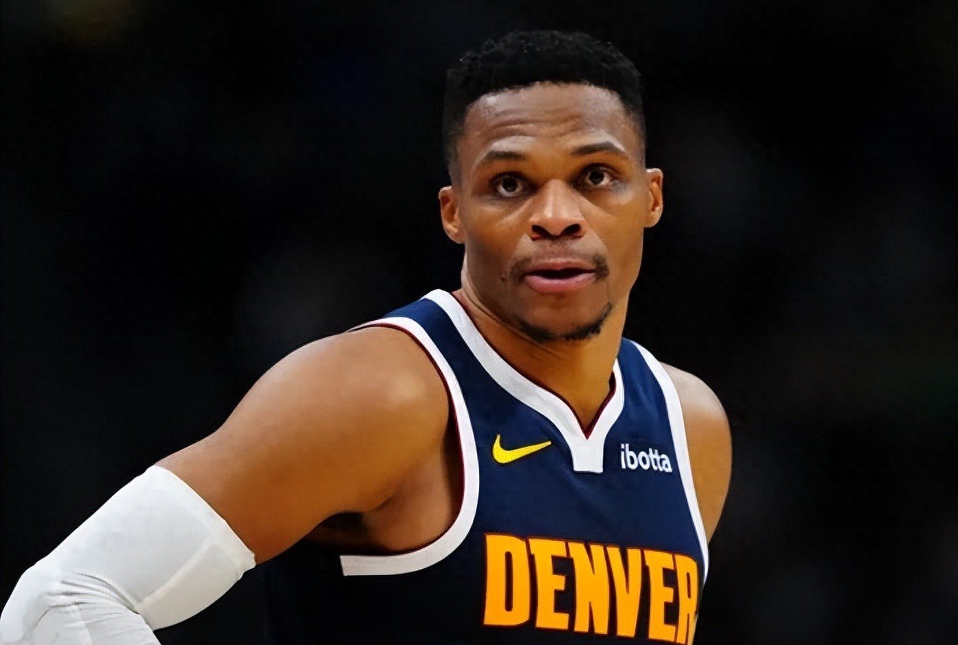 关于掘金击败国王，成功实现主场保住胜利的信息